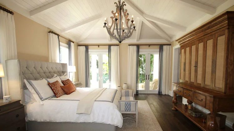 Long and Spacious White Room with Elegance and Comfort Long and Spacious White Room with Elegance and Comfort