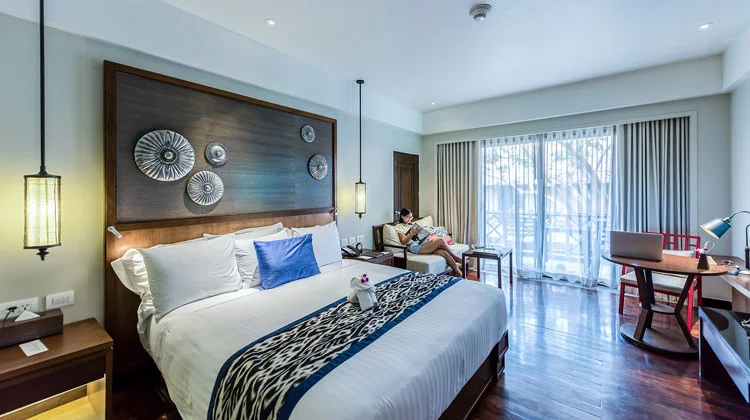 Minimalist Bed Frame with Eye-Catching Photographs Minimalist Bed Frame with Eye-Catching Photographs
