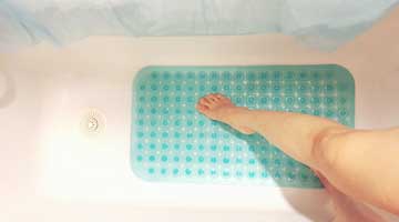 Rubber Shower Mat Cleaning Process