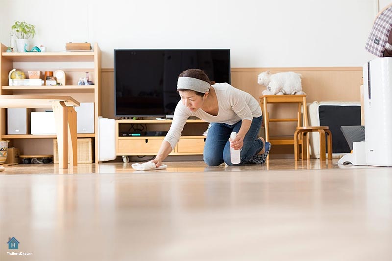 Cleaning-HardwoodWood-Floor-with-vineger-and-cloth