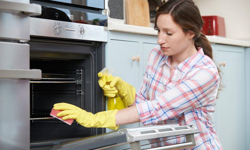 how to clean an oven with oven cleaner