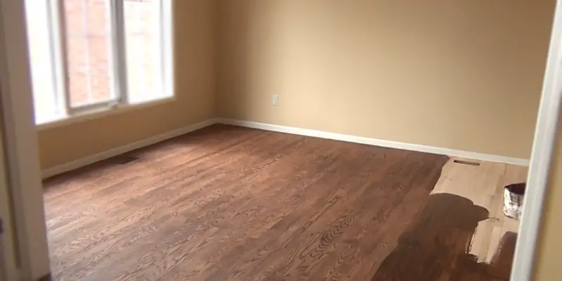 applying a color change polyurethane coat on hardwood floor