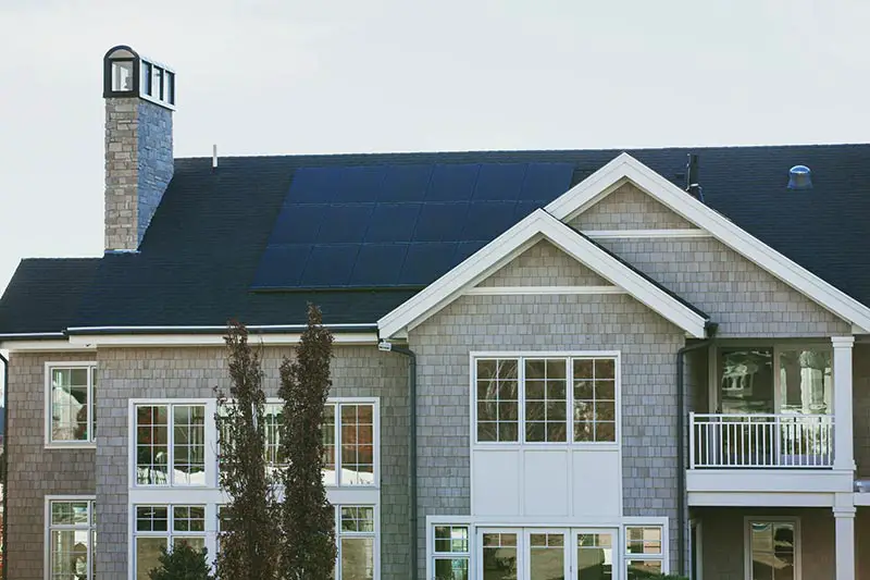 Solar-Pannel-on-the-house-roof