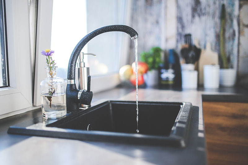 falling-water-from-black-kitchen-sink-faucet